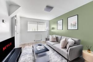 Ruang duduk di Stylish House with Driveway Parking, Self-Check-In, Fast WiFi and Smart TV by Yoko Property