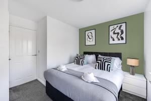 Katil atau katil-katil dalam bilik di Stylish House with Driveway Parking, Self-Check-In, Fast WiFi and Smart TV by Yoko Property