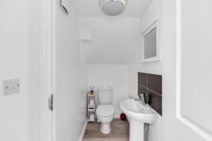 Bilik mandi di Stylish House with Driveway Parking, Self-Check-In, Fast WiFi and Smart TV by Yoko Property