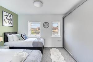 Katil atau katil-katil dalam bilik di Stylish House with Driveway Parking, Self-Check-In, Fast WiFi and Smart TV by Yoko Property