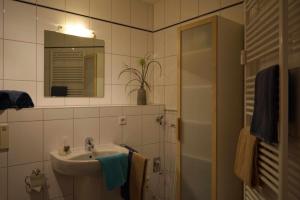 Ένα μπάνιο στο Inselblume 04 - Geräumige Ferienwohnung am Südstrand +10 φωτογραφίες