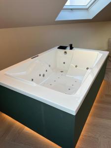 bañera grande en una habitación con ventana en Intramuros, en Muros