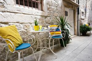 una mesa y sillas en un patio en Tragos Lemon Tree, en Trogir