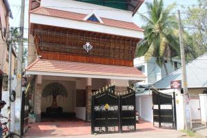 un edificio con una puerta con un árbol. en Sree Padmanabha Heritage, en Trivandrum