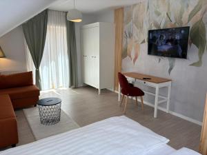 a hotel room with a bed and a desk and a room at Vila Salt & Soul in Sovata