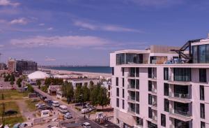 Un gran edificio blanco con estacionamiento al lado de una playa. en Seraya Summerland, en Mamaia