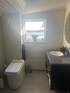 Ένα μπάνιο στο Cabin 20 m from the water on Ekerö