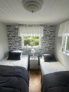 Ένα ή περισσότερα κρεβάτια σε δωμάτιο στο Cabin 20 m from the water on Ekerö