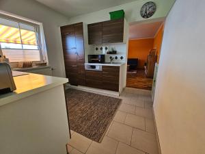 Kuchyň nebo kuchyňský kout v ubytování Gemütliche Wohnung in der Nähe von Gmunden