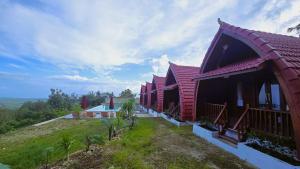 eine Reihe von Häusern auf einem Hügel mit in der Unterkunft Dudu Cottage Nusa Penida in Nusa Penida