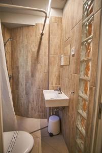 um pequeno banheiro com uma pia e um vaso sanitário em Z40 - Budget Apartment em Budapeste