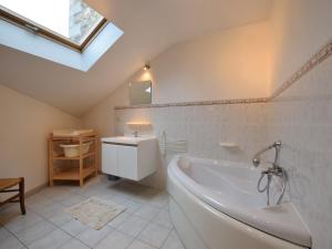 Vannituba majutusasutuses Magnificent Holiday Home in Libin with Barbecue
