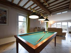 Piljardilaud majutusasutuses Magnificent Holiday Home in Libin with Barbecue
