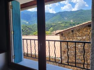 a room with a view of mountains from a window at Les Irlandais-Appartement Bayons in Bayons