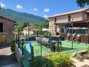 a tennis court in front of a building at Les Irlandais-Appartement Bayons in Bayons