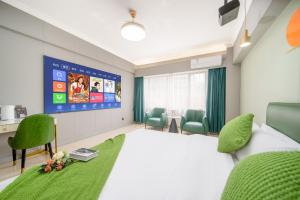 Letto o letti in una camera di Guangzhou Yashe Smart Apartment