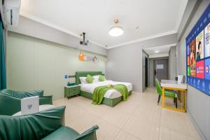 una camera da letto con un letto, una scrivania e delle sedie di Guangzhou Yashe Smart Apartment a Canton