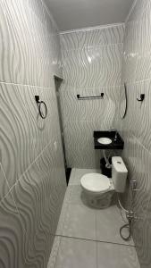 Ένα μπάνιο στο Aconchego Hospedagem