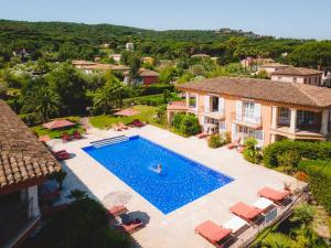 an aerial view of a house with a swimming pool at Domaine de l'Astragale in Saint-Tropez