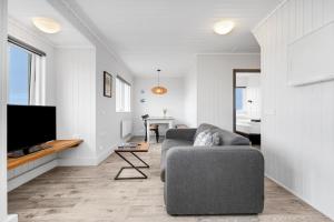 Televiisor ja/või meelelahutuskeskus majutusasutuses Ocean Break Cabins