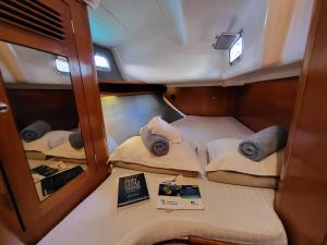 スプリトにあるSailing holiday in Croatia - private sailing yacht 14mの小さなキャビン ベッド2台付
