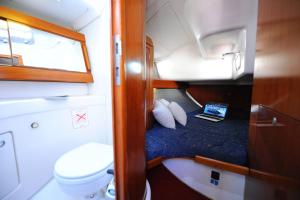 スプリトにあるSailing holiday in Croatia - private sailing yacht 14mの小さなバスルーム(トイレ、ノートパソコン付) +119枚の写真