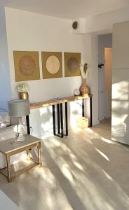 un soggiorno con tavolo e lampada di Apartament Szyszka w ogrodzie a Rogowo