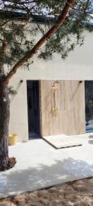 una casa in costruzione con una porta e un albero di Apartament Szyszka w ogrodzie a Rogowo Altre 31 foto