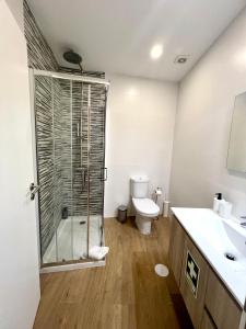 a bathroom with a shower and a toilet and a sink at Amadeo Art&Stay Apartments in Amarante