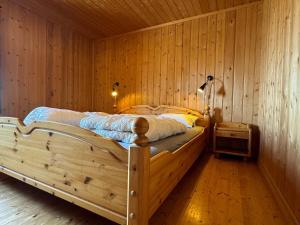 a bedroom with a bed in a wooden wall at Tyinkrysset panorama in Tyinkrysset