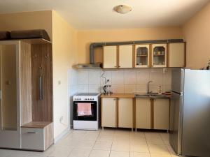 Η κουζίνα ή μικρή κουζίνα στο 1bedroom apartment Kotor, Orahovac