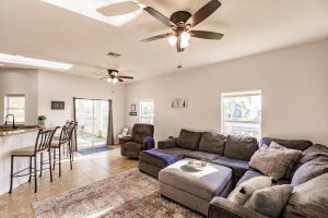 Χώρος καθιστικού στο Luxurious 4 Bedroom Canal-Front Home, Pet Friendly