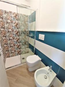 a bathroom with a toilet and a shower and a sink at Due Finestre Sul Mare in Bogliasco +14 photos