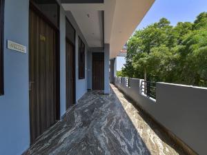 a corridor of a house with a balcony at Hotel Shiv Kalpana in Jaipur