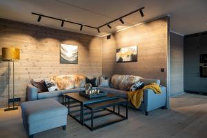 a living room with a couch and a table at Riddertunets luksuriøse in Beitostøl