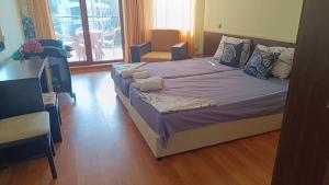 1 dormitorio con 1 cama grande con sábanas moradas en One-bedroom apartment A 304 Nestinarka-Tsarevo, en Tsarevo 27 fotos más