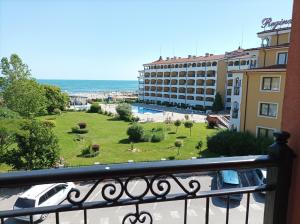Un balcón con vista a un hotel y un parque. en One-bedroom apartment A 304 Nestinarka-Tsarevo, en Tsarevo