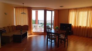 una sala de estar con una mesa y un sofá en One-bedroom apartment A 304 Nestinarka-Tsarevo, en Tsarevo