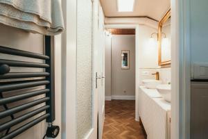 バヴェーノにあるMagic view Apartment - Lakeside L&Bの洗面台2つとトイレ2つを備えたバスルーム +36枚の写真
