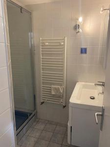 Ένα μπάνιο στο Gite le ST CADO 4-6 pers, piscine, billiard et baby-foot