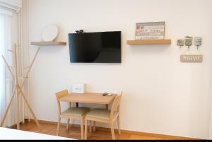 TV a/nebo společenská místnost v ubytování Athens City Hub