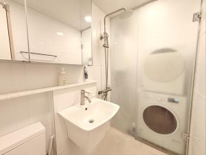 a bathroom with a sink and a washing machine at stable home#신축#천호역2분#KSPO#롯데월드#롯데타워#아산병원#코엑스#가족여행#장박할인 in Seoul