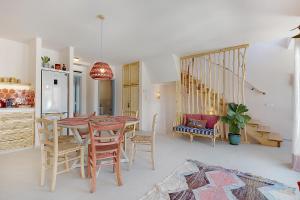 アルジェズールにあるCasa Indigo Aljezurのテーブルと椅子のあるキッチンとダイニングルーム