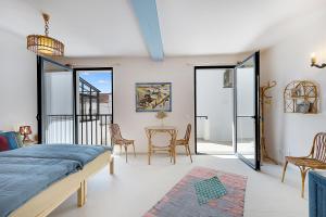 アルジェズールにあるCasa Indigo Aljezurのベッドとテーブルと椅子のある寝室