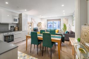 a kitchen and living room with a table and chairs at Ultra Luxury Riverside Condo Central London Notting Hill with LIFT & Juliet balcony in London
