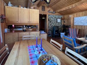 una sala da pranzo con tavolo e sedie in legno di Beitos hjemmekoselige a Beitostøl