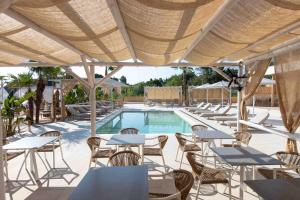 Bazén v ubytování Linari Sea & Suites nebo v jeho okolí