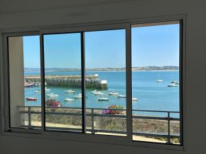杜瓦讷内Appartement Design IX - Port du Rosmeur - Sublime Vue Mer - Parking的海港景窗户,水中设有船只