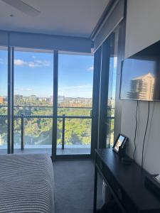 una camera con letto e vista sulla città di Brisbane CBD Luxury Apartment 8 Margaret St a Brisbane Altre 7 foto