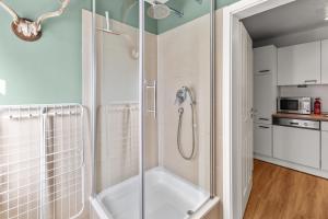 a bathroom with a shower with a glass shower backdoor at Ruhiges Innenstadt Apartment in Hamburg